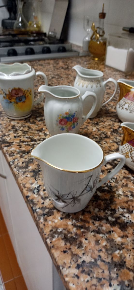 Varios azucareros y jarritas vintage.