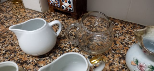 Varios azucareros y jarritas vintage.