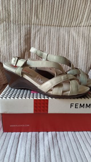 Sandalia de señora en piel