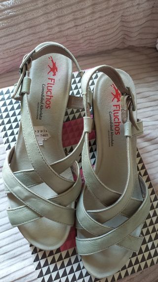 Sandalia de señora en piel