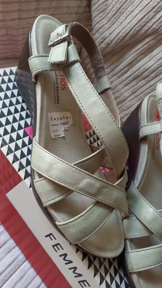 Sandalia de señora en piel