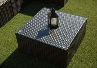 SOFA CHAISE LONGUE DE RATAN + MESA GRECA TERRAZA