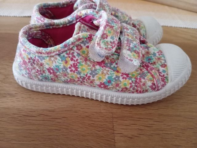 Lonetas niña flores