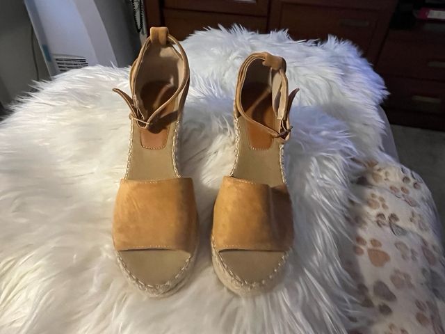 Sandalias de cuña alta color camel nuevas