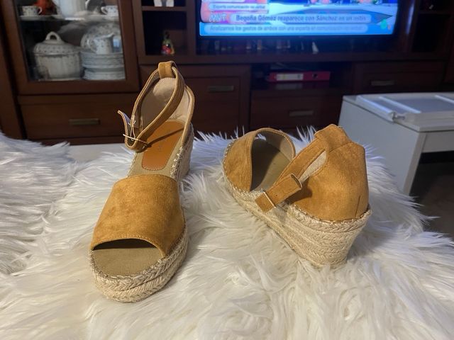 Sandalias de cuña alta color camel nuevas