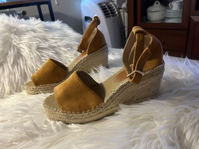 Sandalias de cuña alta color camel nuevas