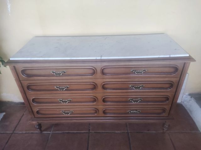 Cómoda antigua de madera maciza con espejo