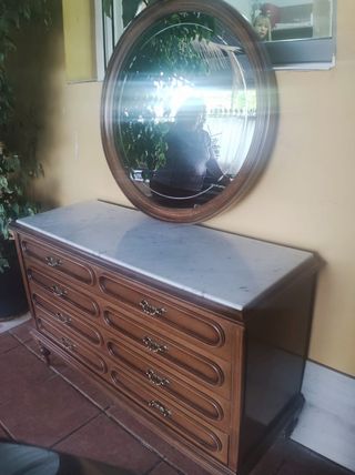 Cómoda antigua de madera maciza con espejo