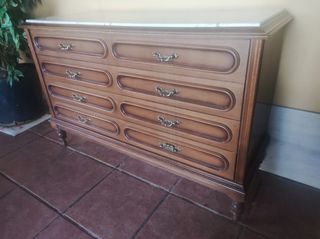 Cómoda antigua de madera maciza con espejo