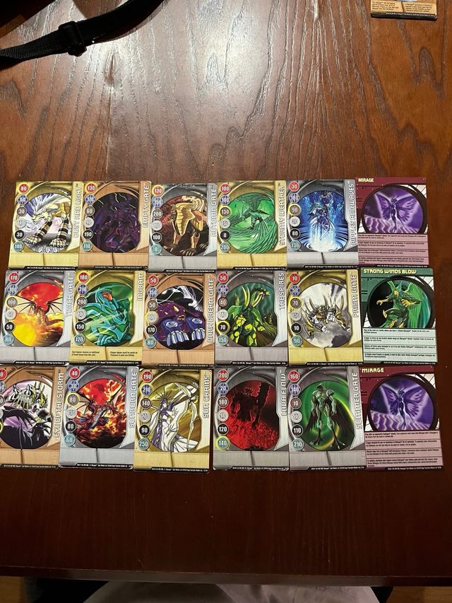 Set 16 Bakugans y cartas. A 3 € la unidad.