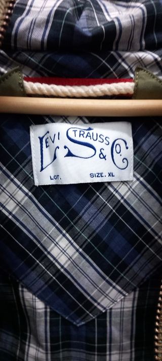 Plumas levis strauss