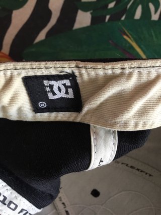 Gorra negra lettering DC