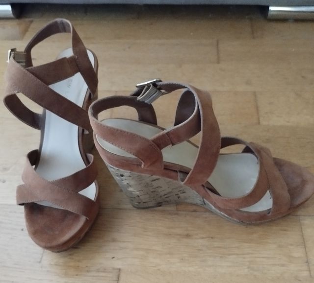 Sandalias cruzadas cuña. Talla 37