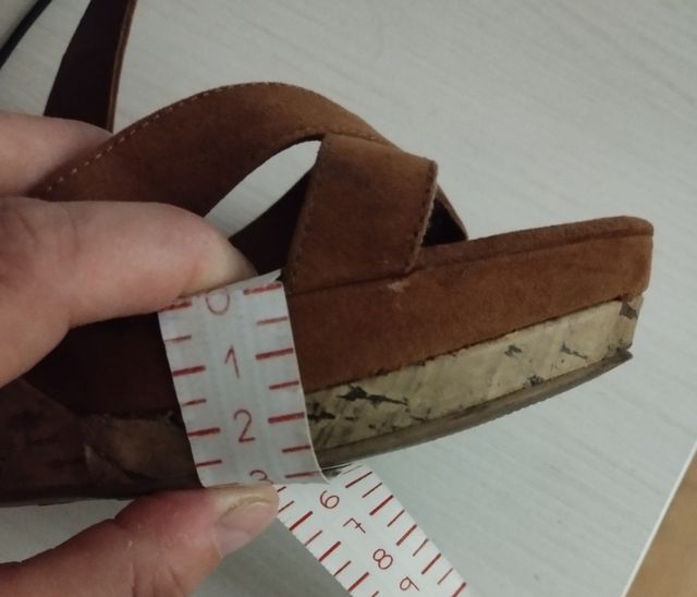 Sandalias cruzadas cuña. Talla 37