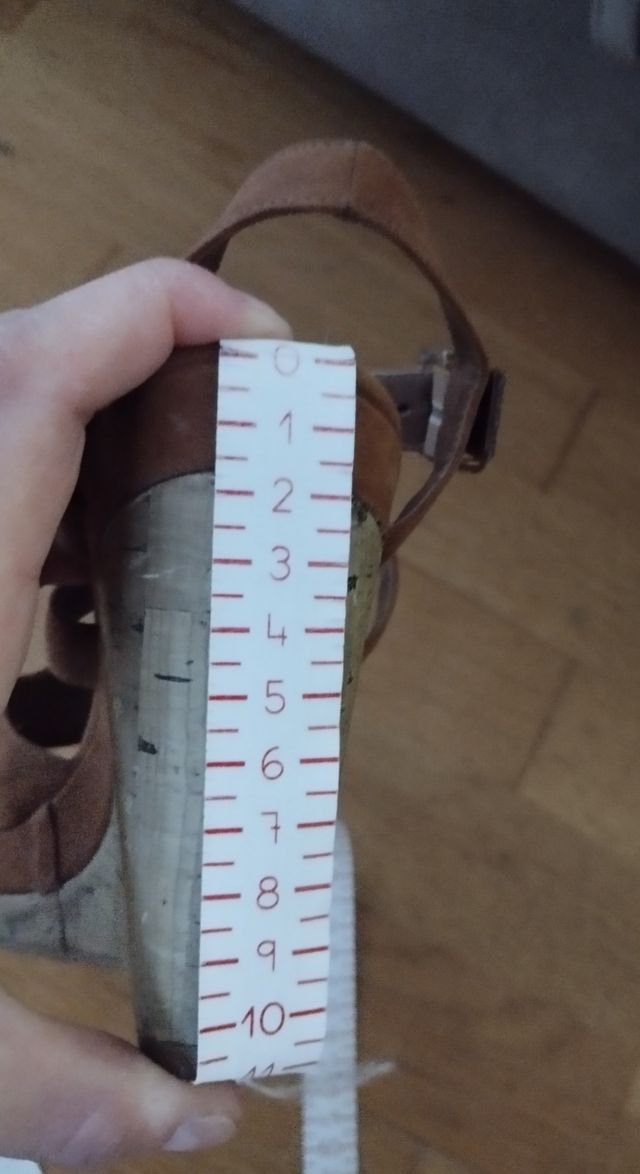 Sandalias cruzadas cuña. Talla 37