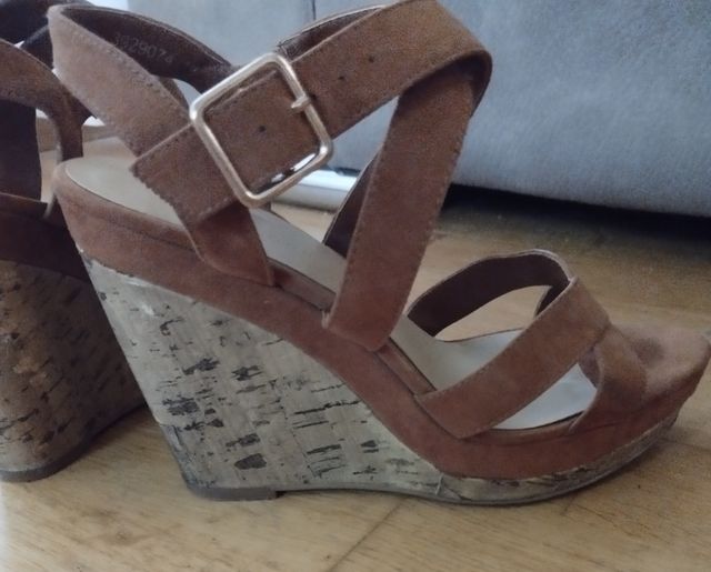 Sandalias cruzadas cuña. Talla 37