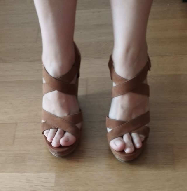 Sandalias cruzadas cuña. Talla 37