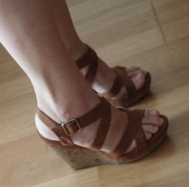 Sandalias cruzadas cuña. Talla 37