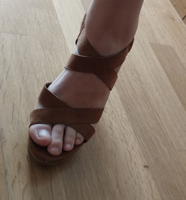 Sandalias cruzadas cuña. Talla 37