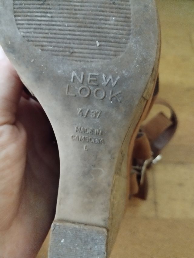 Sandalias cruzadas cuña. Talla 37