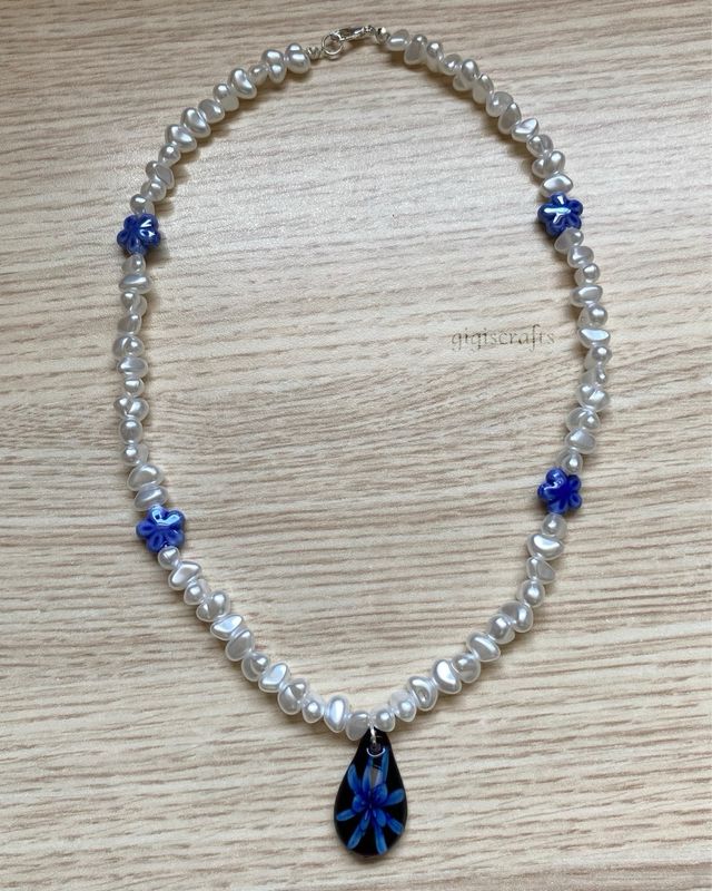 Collar artesanal de perlas, vidrio y porcelana