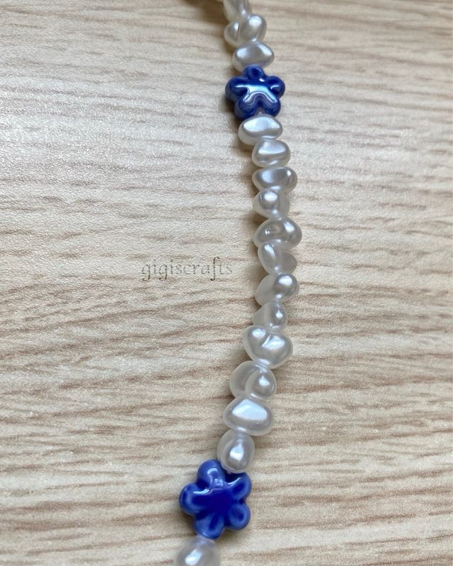 Collar artesanal de perlas, vidrio y porcelana