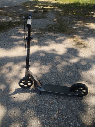 Patinetes, casco y protector para el casco 