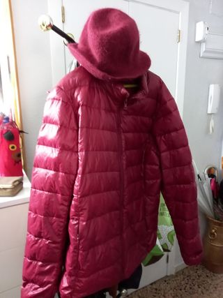 Chaqueta plumas y gorro