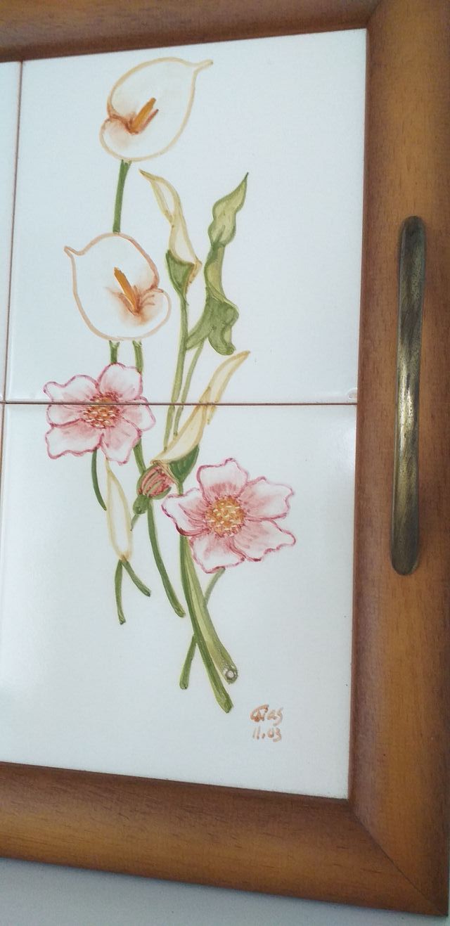 Tabuleiro de azulejos pintados á mão