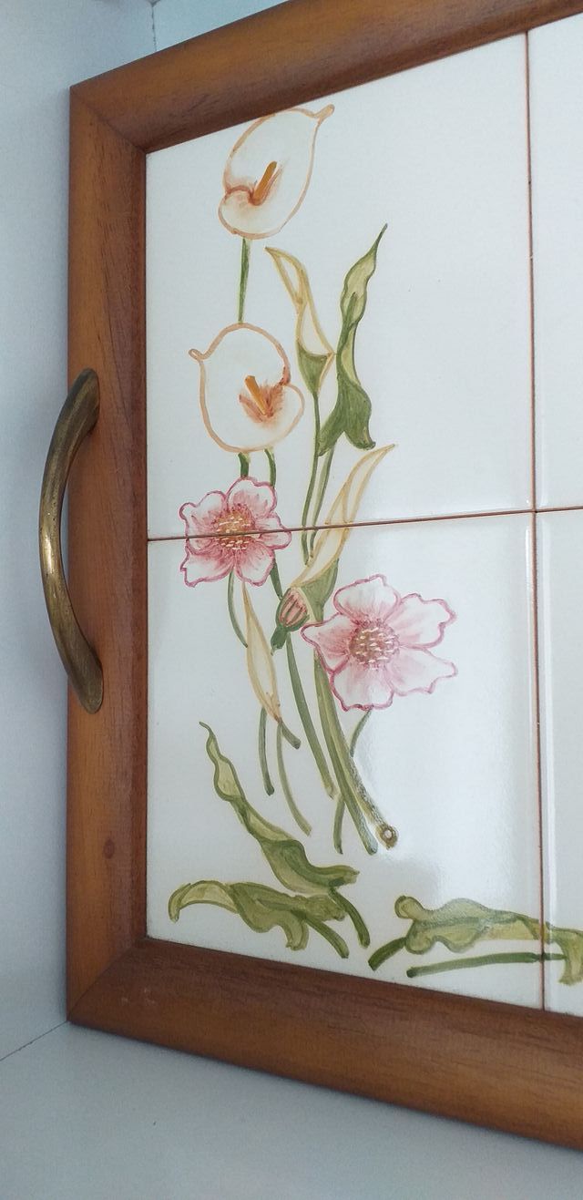 Tabuleiro de azulejos pintados á mão