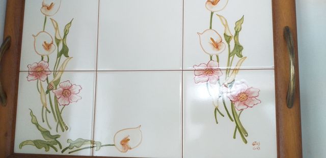 Tabuleiro de azulejos pintados á mão