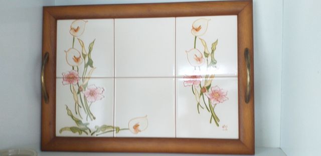 Tabuleiro de azulejos pintados á mão