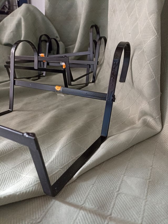 4 soportes jardinera de hierro negro.