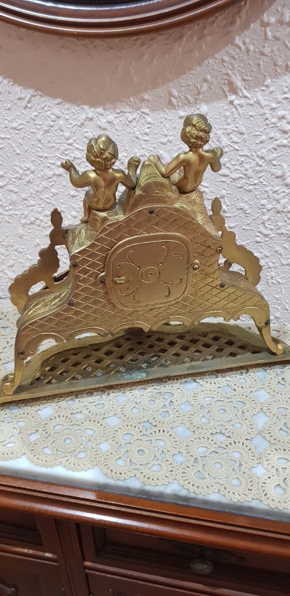 Reloj de bronce con angelitos 