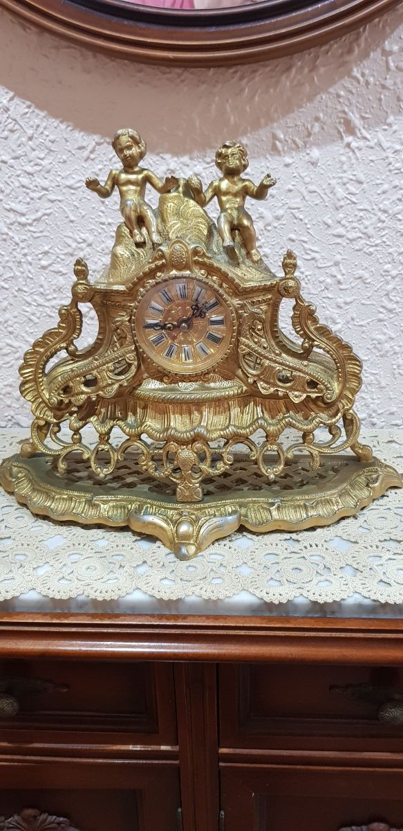 Reloj de bronce con angelitos 