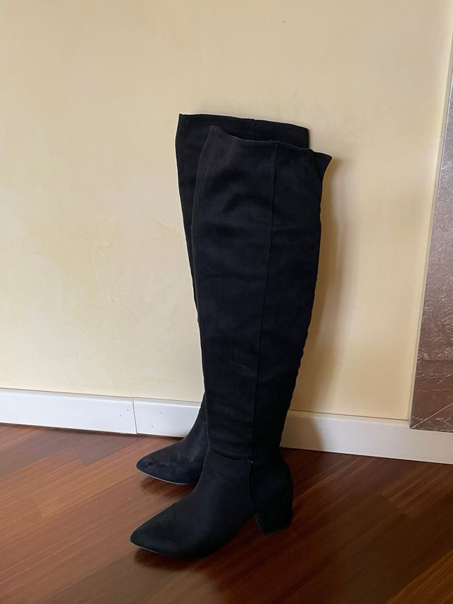 Stivali sopra il ginocchio scamosciati