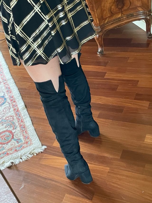 Stivali sopra il ginocchio scamosciati