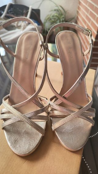 Sandalia piel tiras plata.
