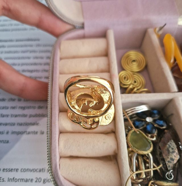 Anello placcato oro a forma di fiore