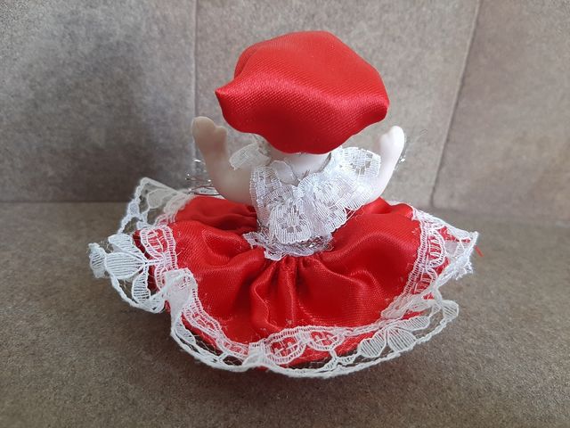 Bambolina in porcellana dipinta a mano