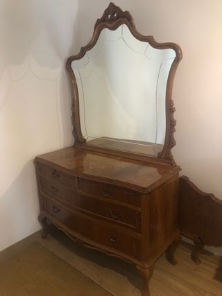 Peinadora antigua con espejo y su cristal