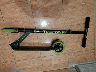 Patinete acrobático negro y verde