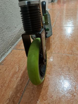Patinete acrobático negro y verde