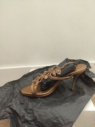 Sandalia fiesta dorada, pedreria. Piel n°38