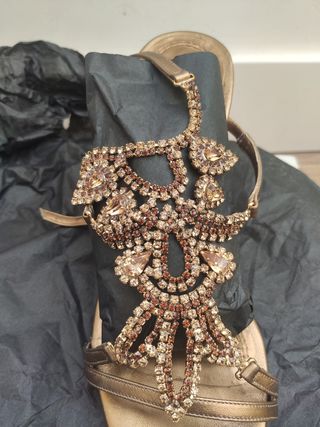 Sandalia fiesta dorada, pedreria. Piel n°38