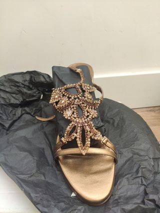 Sandalia fiesta dorada, pedreria. Piel n°38