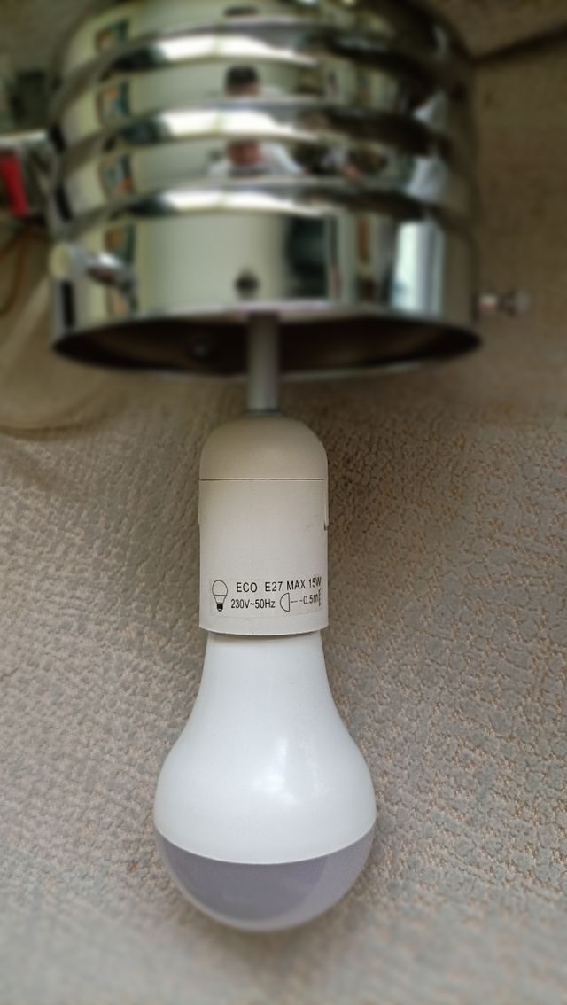 Lámpara con forma de bombilla 💡