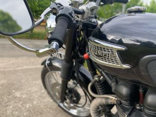 Triumph Bonneville T100 Black Cafe racer