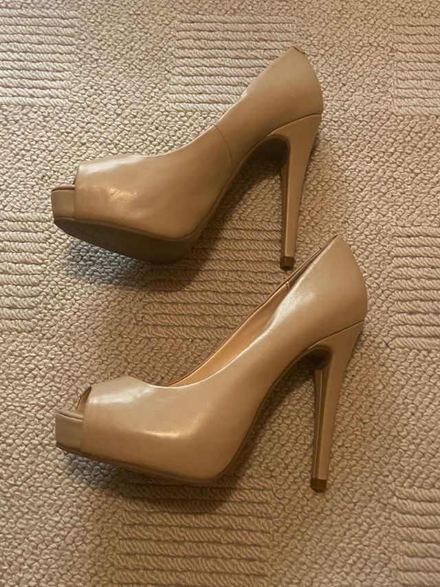 Peep toes salones guess nude