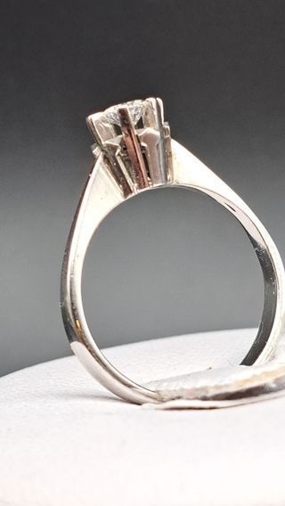 Anillo Solitario en Oro Blanco de 18K con Diamante